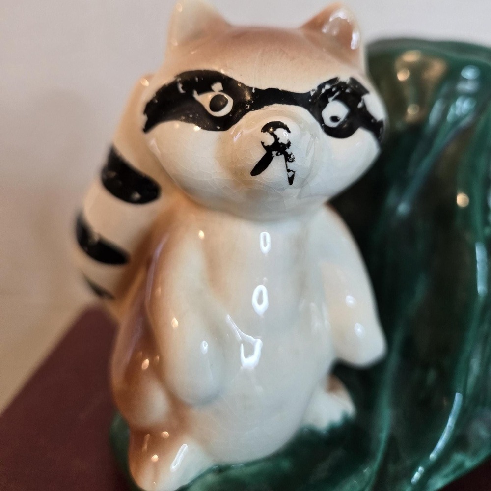 Vintage Bandit-Look Raccoon Planter, pottery, green tree stump Unique - Picture 9 of 11